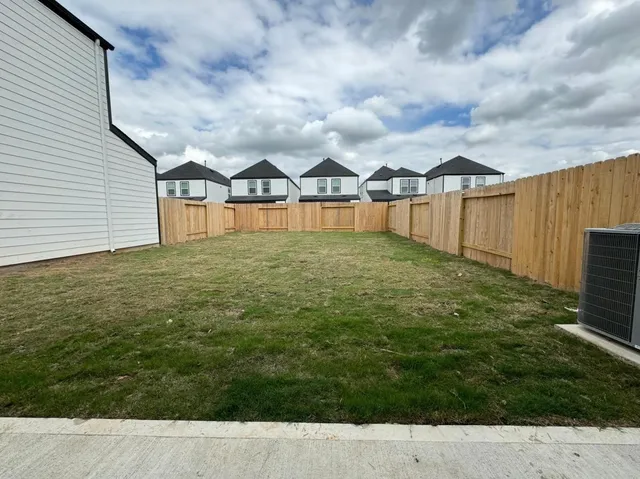 a view of a back yard