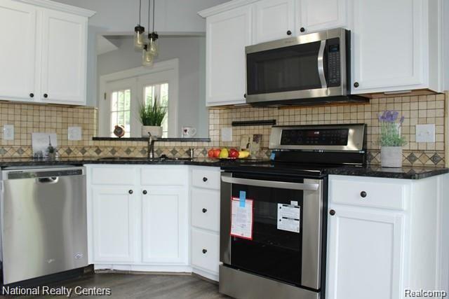 3977 Elmhurst Road Waterford, MI 48328 - Photo 8 of 30 8.jpg