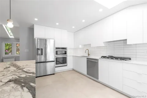 $1,238,000 | 27 Meadowfield Lane, Glen Cove, NY 11542