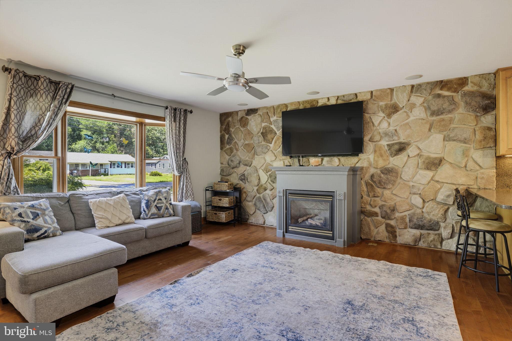 1161 Steamboat Road Shady Side, MD 20764 - Photo 10 of 37 Living room