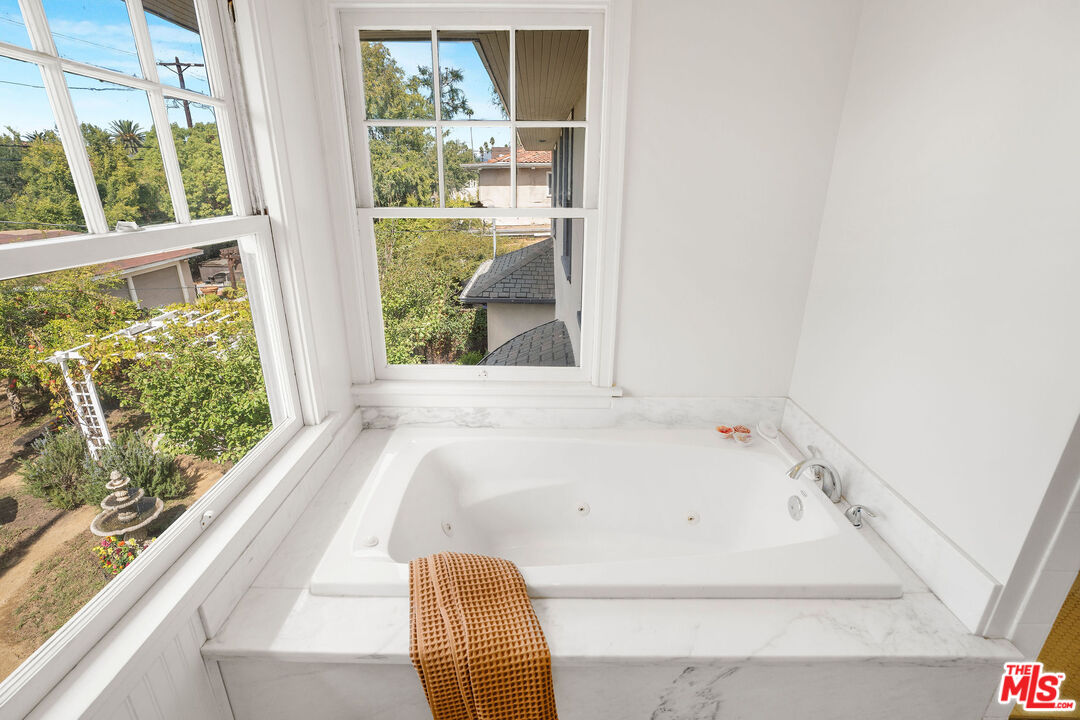 1663 Virginia Road Los Angeles, CA 90019 - Photo 14 of 25