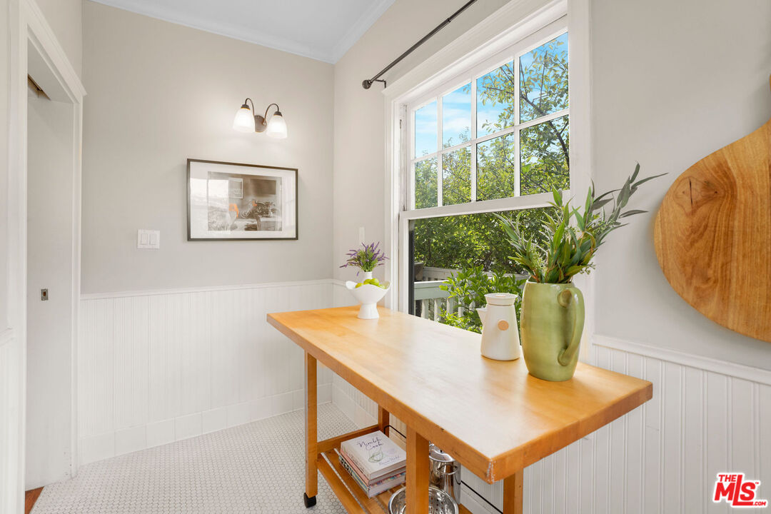 1663 Virginia Road Los Angeles, CA 90019 - Photo 8 of 25