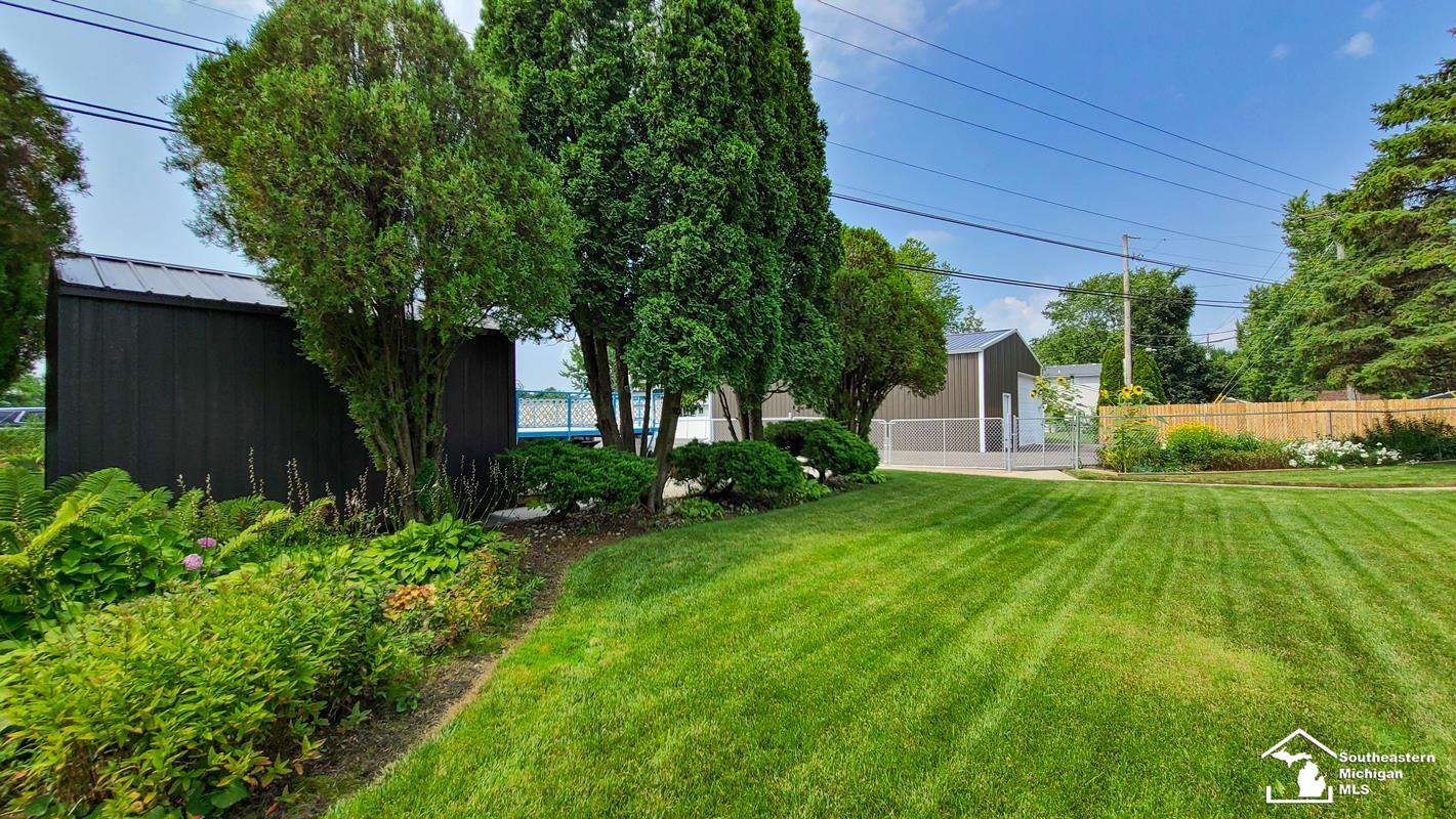 23451 Gibraltar Road Flat Rock, MI 48134 - Photo 9 of 55 50154695-0b224947-50ee-45c9-9c2e-dbc0a1b9d3a2.JPG