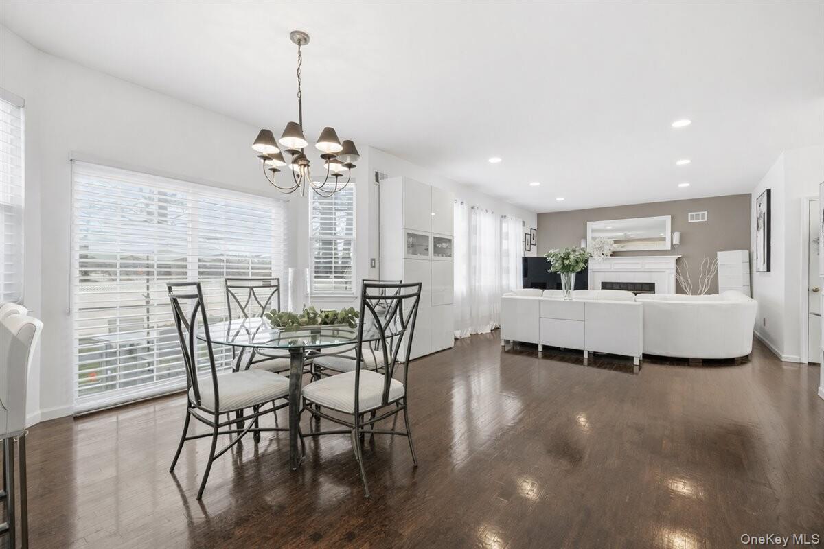 24 Ridge Court Hauppauge, NY 11788 - Photo 13 of 37
