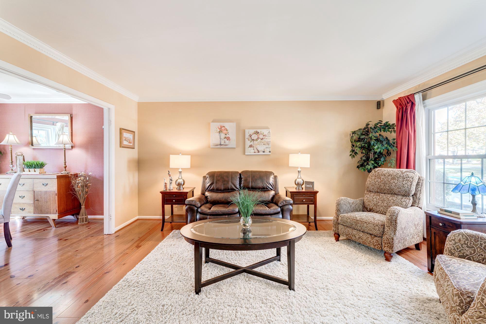 6011 Queenston Street Springfield, VA 22152 - Photo 17 of 57 Large Living room
