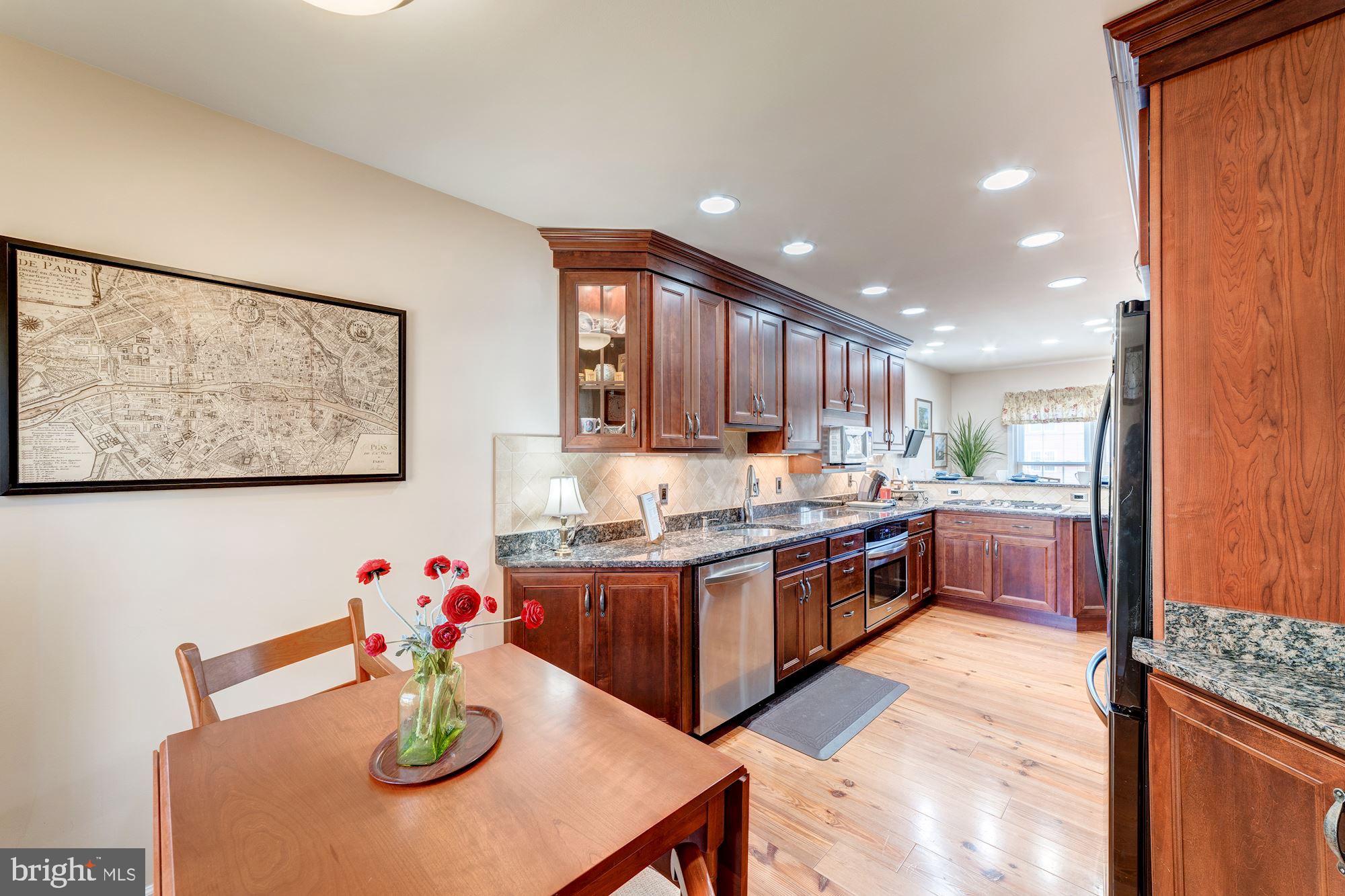 6011 Queenston Street Springfield, VA 22152 - Photo 7 of 57 36" 5-burner gas cooktop & Convection oven