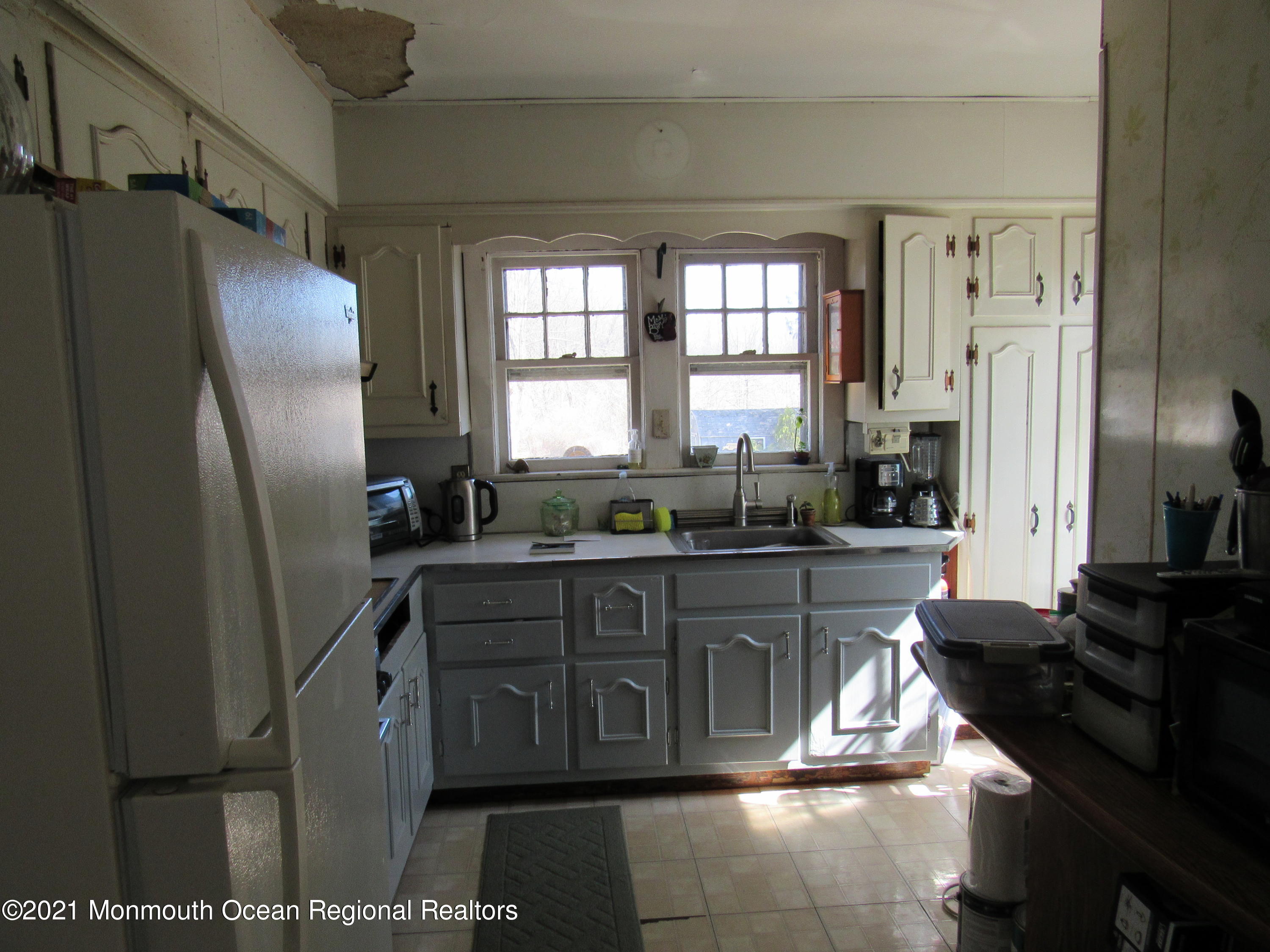 90 Freehold Road Manalapan, NJ 07726 - Photo 3 of 8 IMG_2645