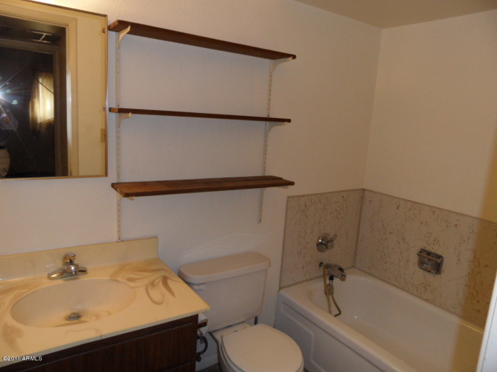 4625 West Thomas Road, Unit 112 Phoenix, AZ 85031 - Photo 10 of 11 BATHROOM 2