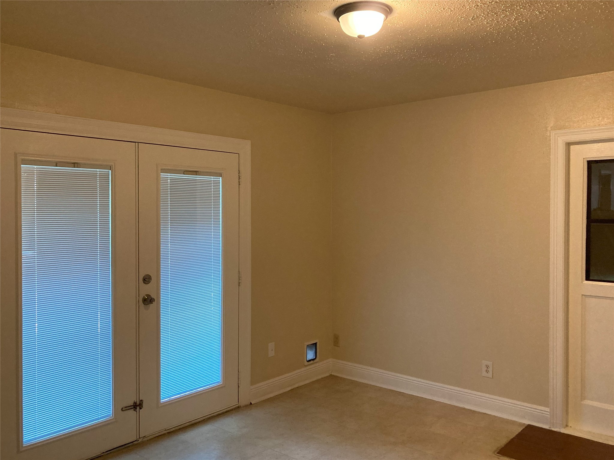 1202 Dunstan Road Pasadena, TX 77502 - Photo 12 of 24 Bonus room leading to back yard. Use as dining, 2nd living, or office.