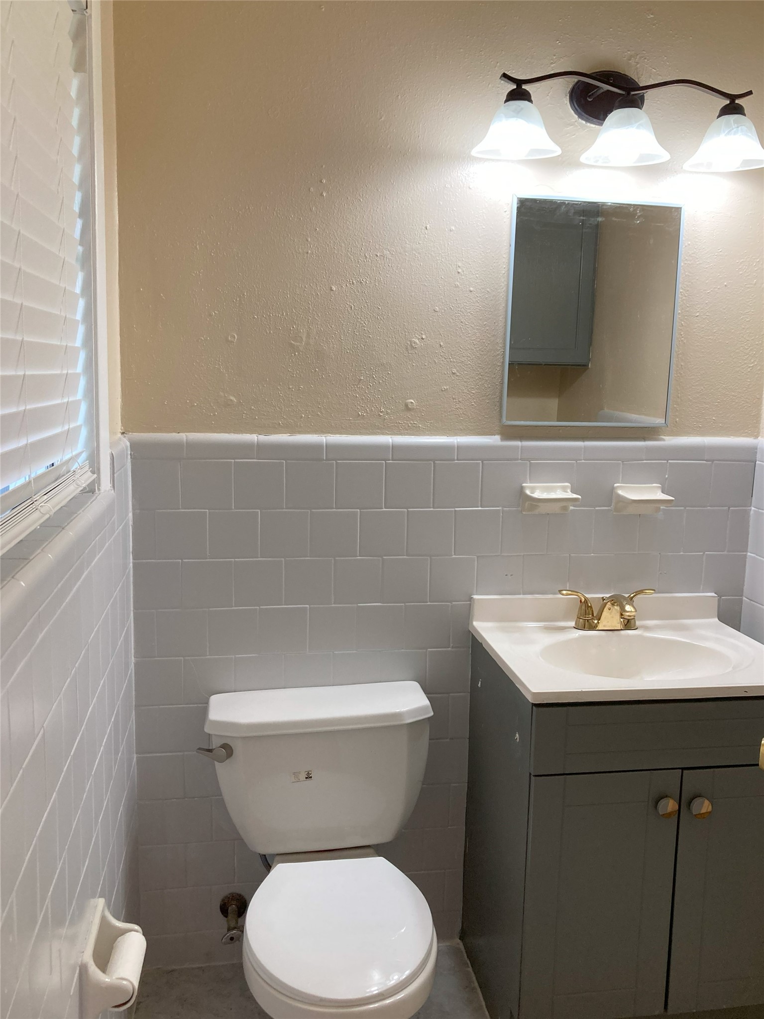 1202 Dunstan Road Pasadena, TX 77502 - Photo 22 of 24 Half bath in the primary bedroom.