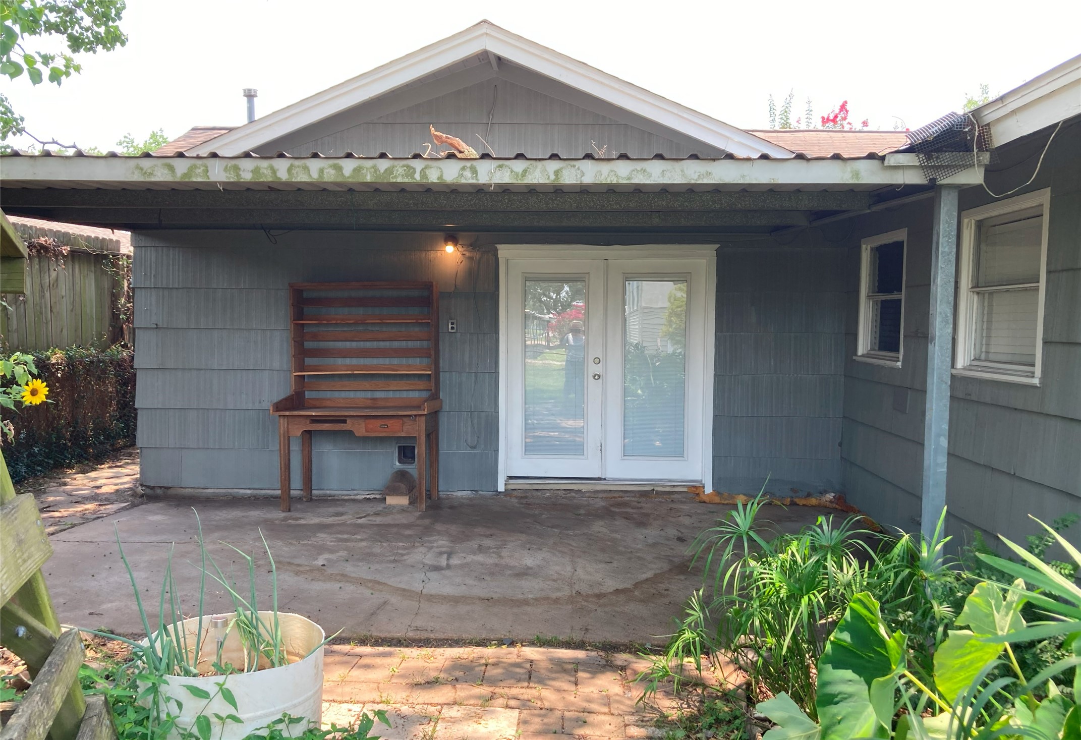 1202 Dunstan Road Pasadena, TX 77502 - Photo 4 of 24 Covered back patio