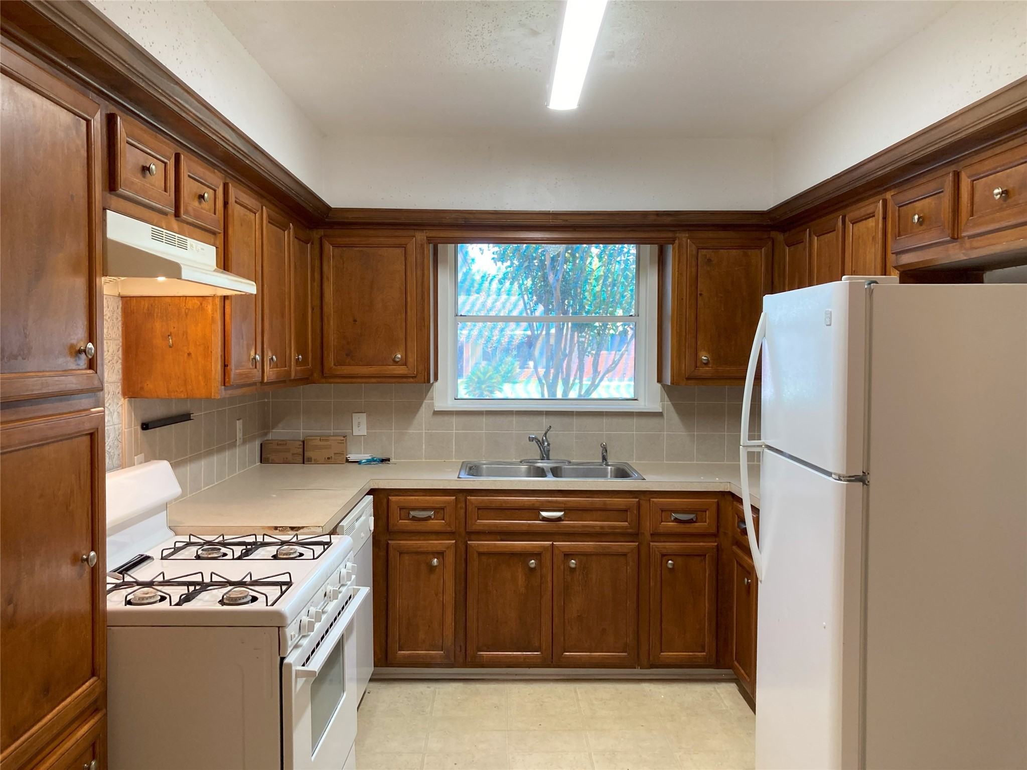1202 Dunstan Road Pasadena, TX 77502 - Photo 8 of 24 Large kitchen with stove, dishwasher & fridge.