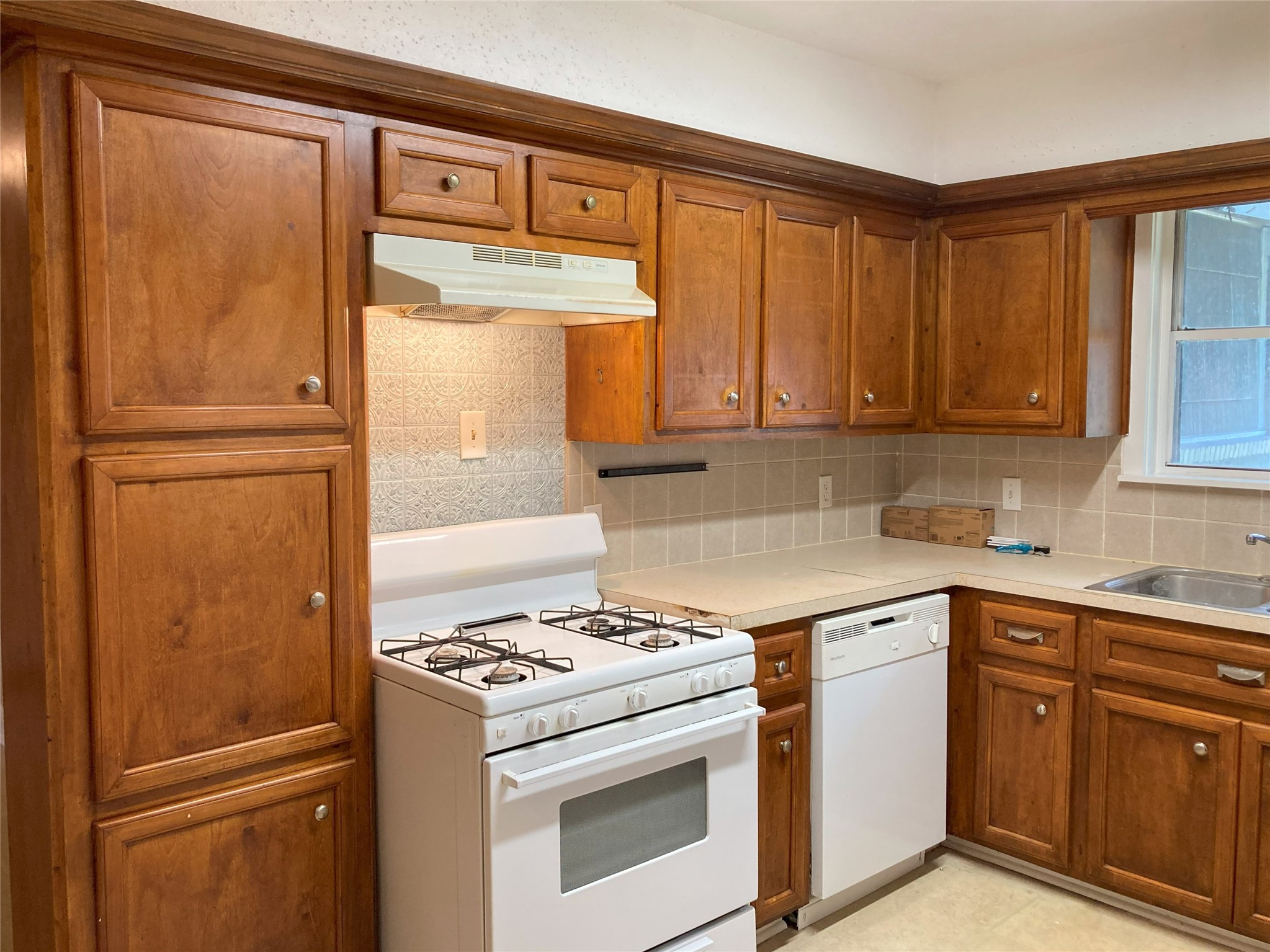 1202 Dunstan Road Pasadena, TX 77502 - Photo 9 of 24 Plenty of storage in the kitchen.