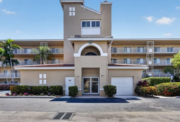 $274,900 | 5906 Crystal Shores Drive, Unit 208, Boynton Beach, FL 33437
