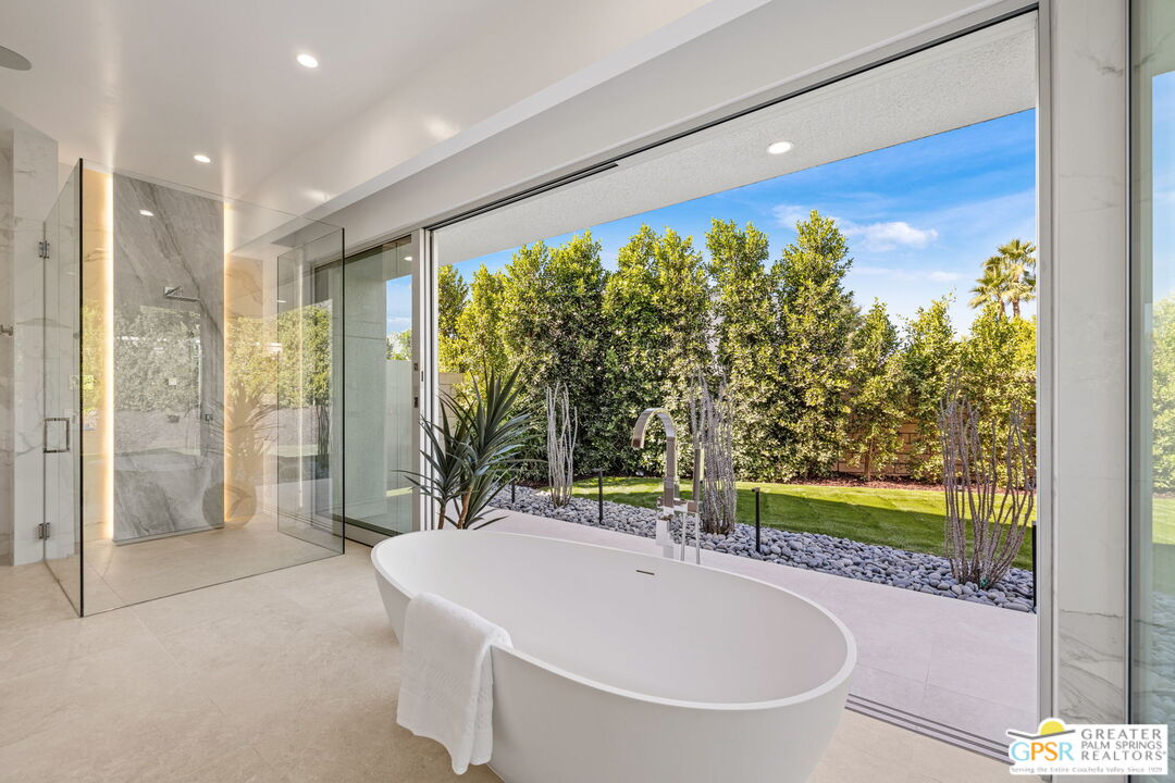 11 Sterling Ridge Drive Rancho Mirage, CA 92270 - Photo 14 of 33 a bathroom with a bathtub and a sink