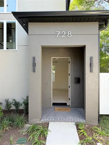 a view of entryway with a yard