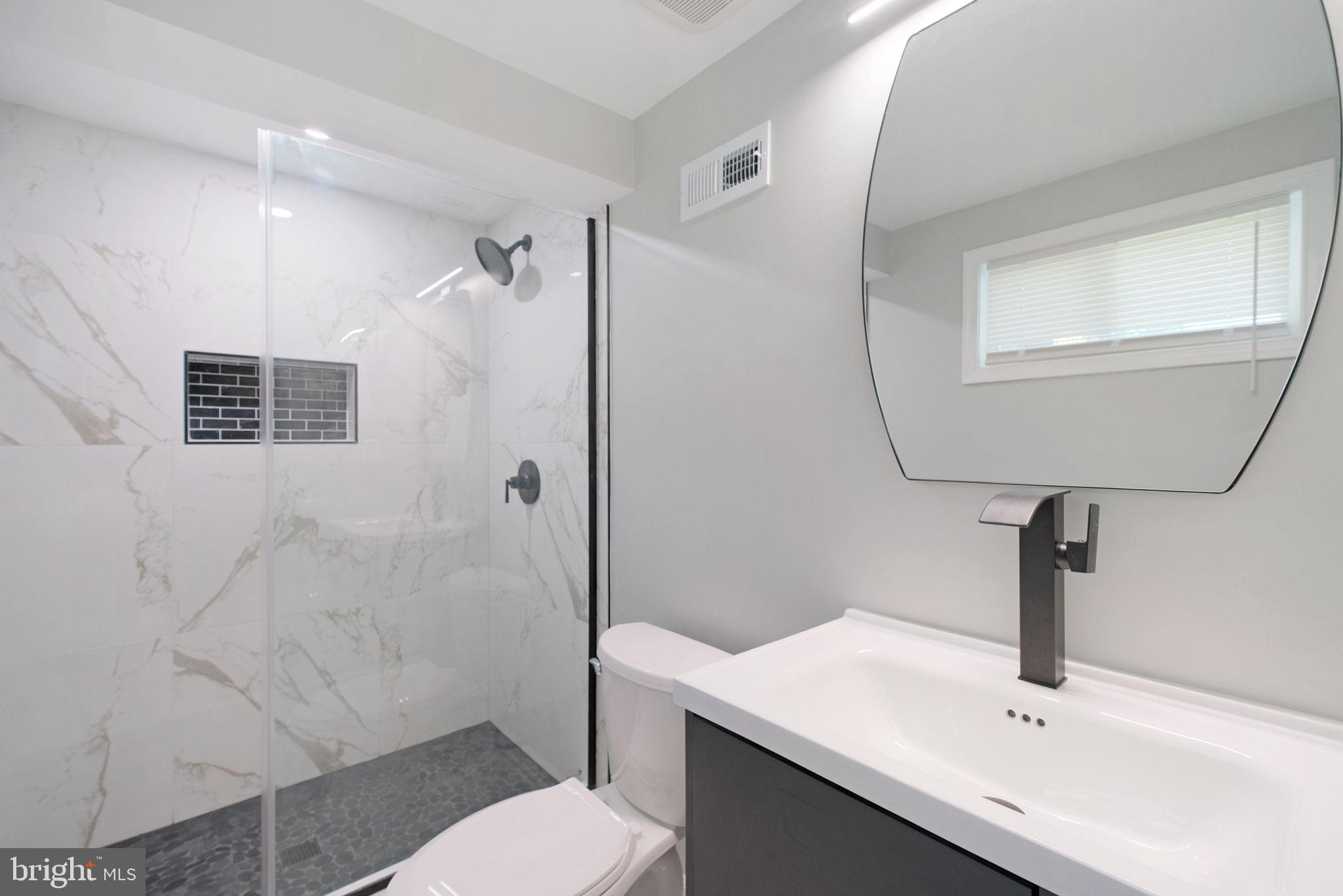 4100 Roanoke Road Hyattsville, MD 20782 - Photo 18 of 34 Bathroom 2