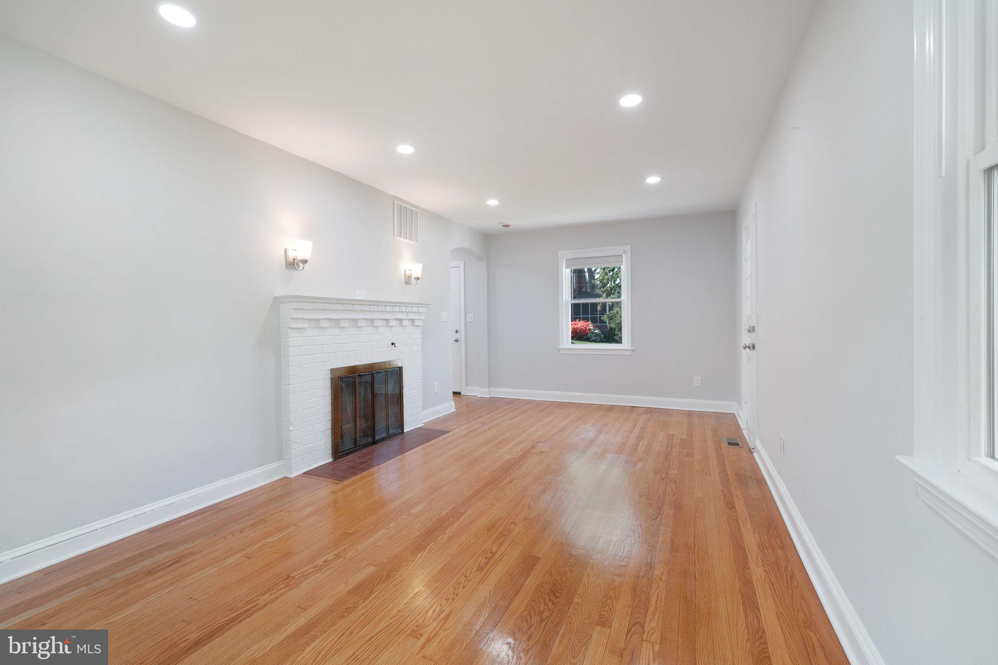 4100 Roanoke Road Hyattsville, MD 20782 - Photo 9 of 34 Living Room