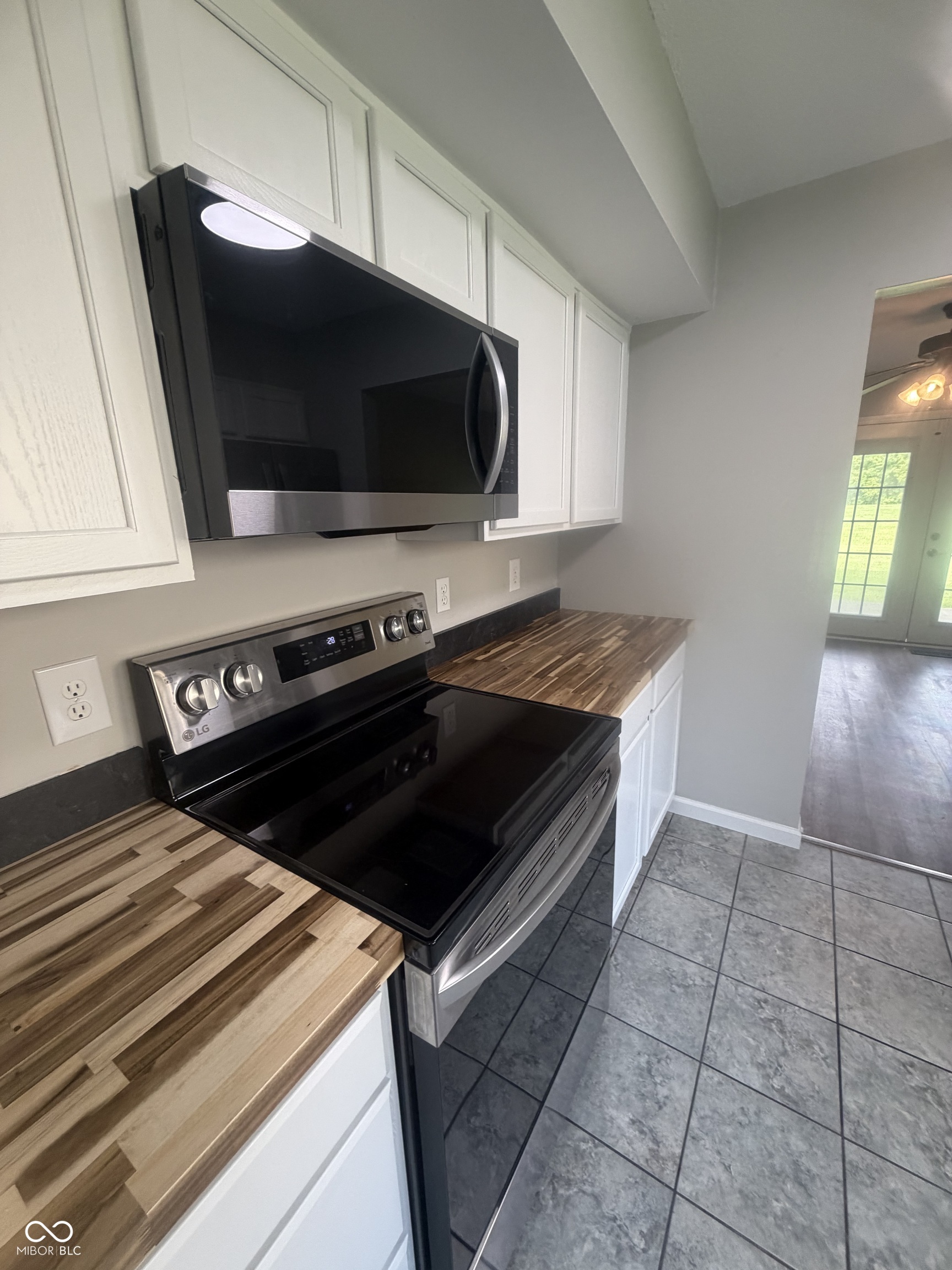 635 Cobblestone Road Avon, IN 46123 - Photo 7 of 32