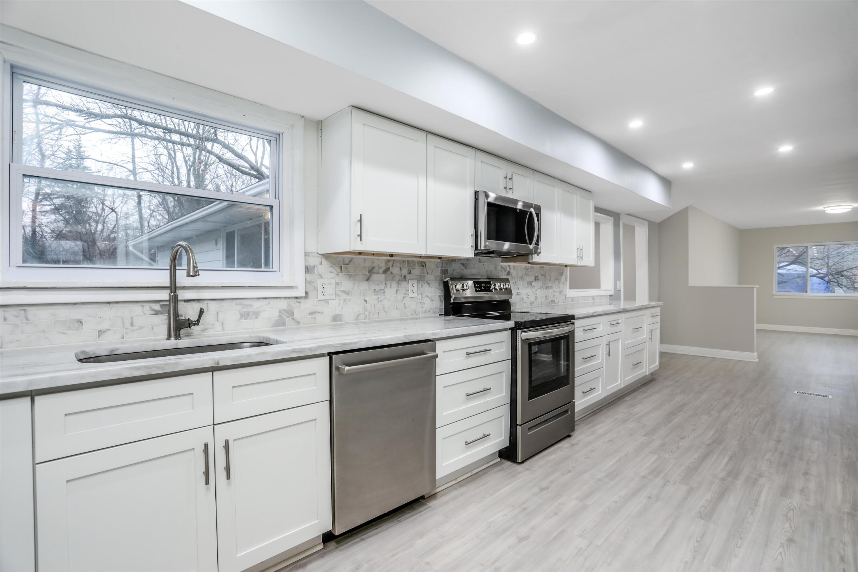 125 Barrington Road Bloomfield Hills, MI 48302 - Photo 11 of 38 10-125 Barrington Rd Bloomfield Twp 005