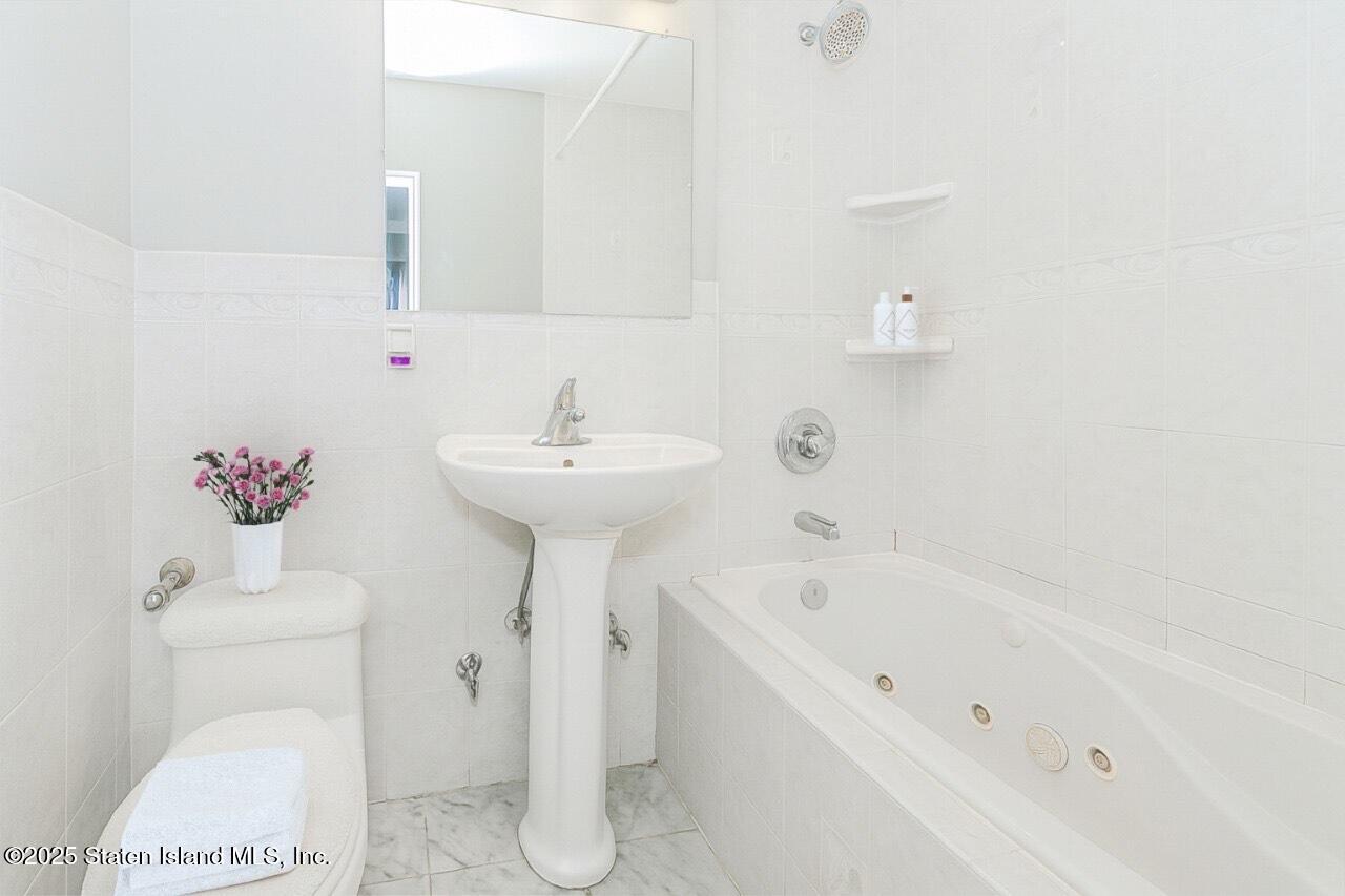 55 Austin Place, Unit 5A Staten Island, NY 10304 - Photo 13 of 21 6a42cdff-bcae-43de-95e5-a4752885b85c