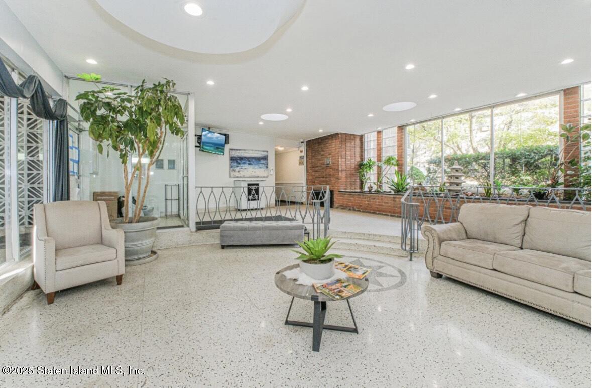 55 Austin Place, Unit 5A Staten Island, NY 10304 - Photo 4 of 21 IMG_2334