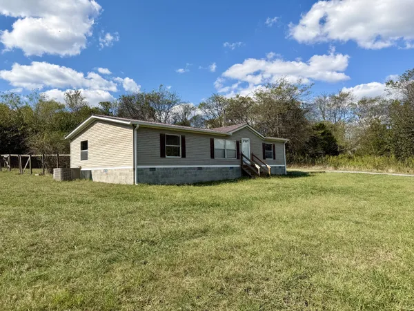 a view of a house with backyard and garden