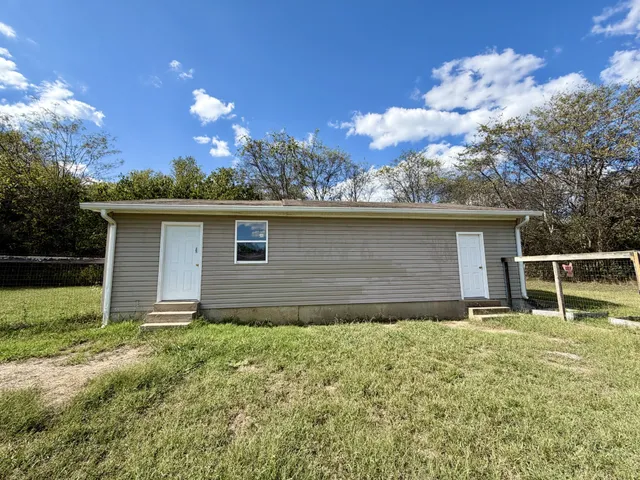 a view of a backyard