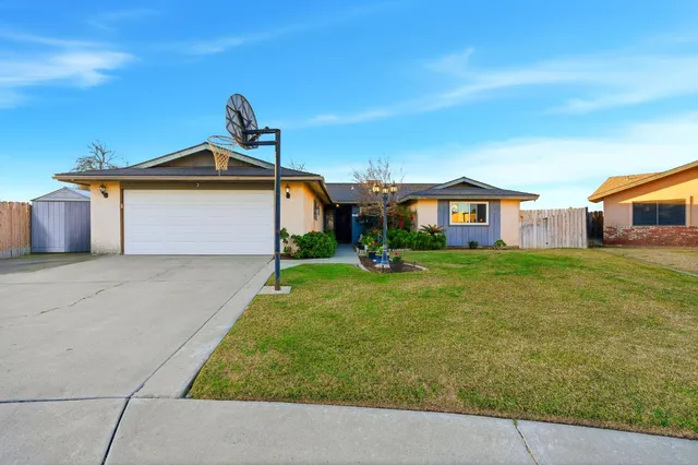 $399,900 | 2134 Oakwood Court, Hanford, CA 93230