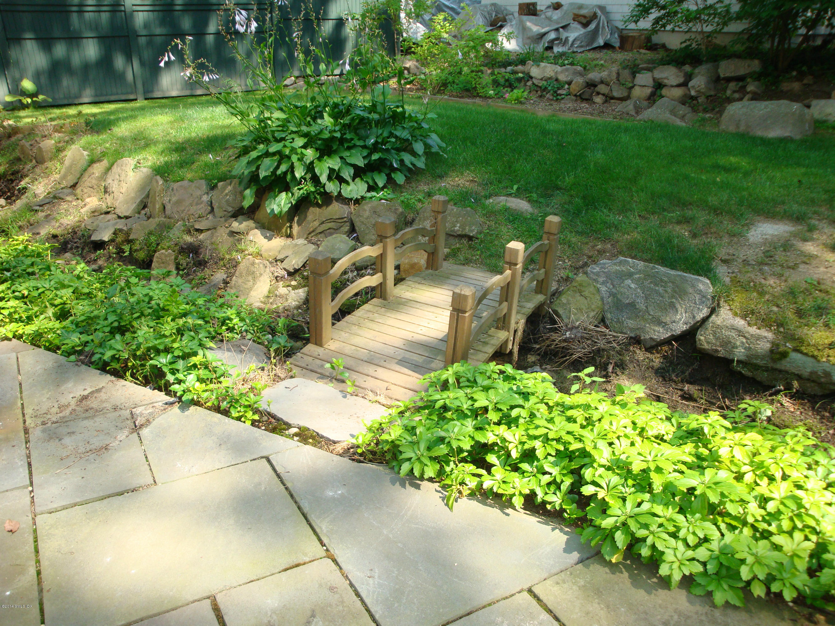 18 Hidden Brook Road Riverside, CT 06878 - Photo 30 of 32 a backyard of a house with lots of green space