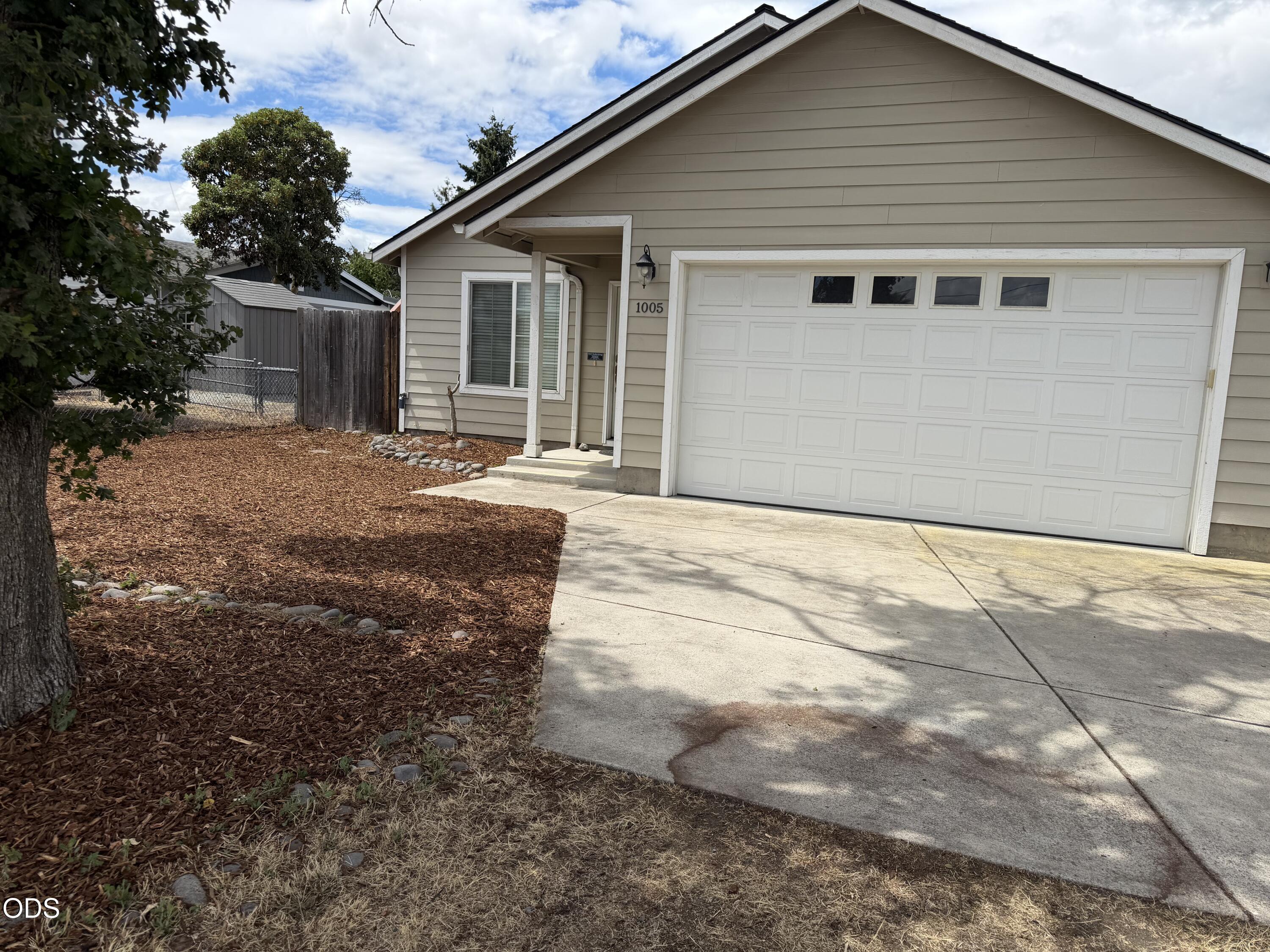 1005 North 10th Street Central Point, OR 97502 - Photo 2 of 23