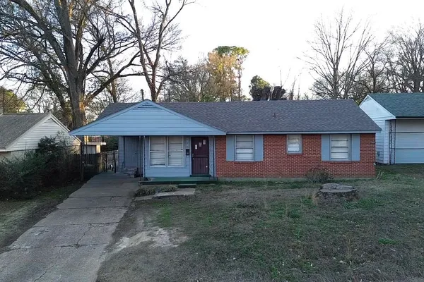 a view of a house with a yard