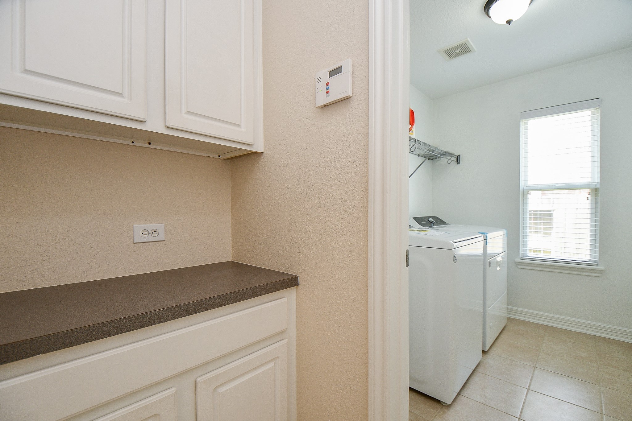 12104 Dawn Mist Court Pearland, TX 77584 - Photo 13 of 31 a view of cabinets and window