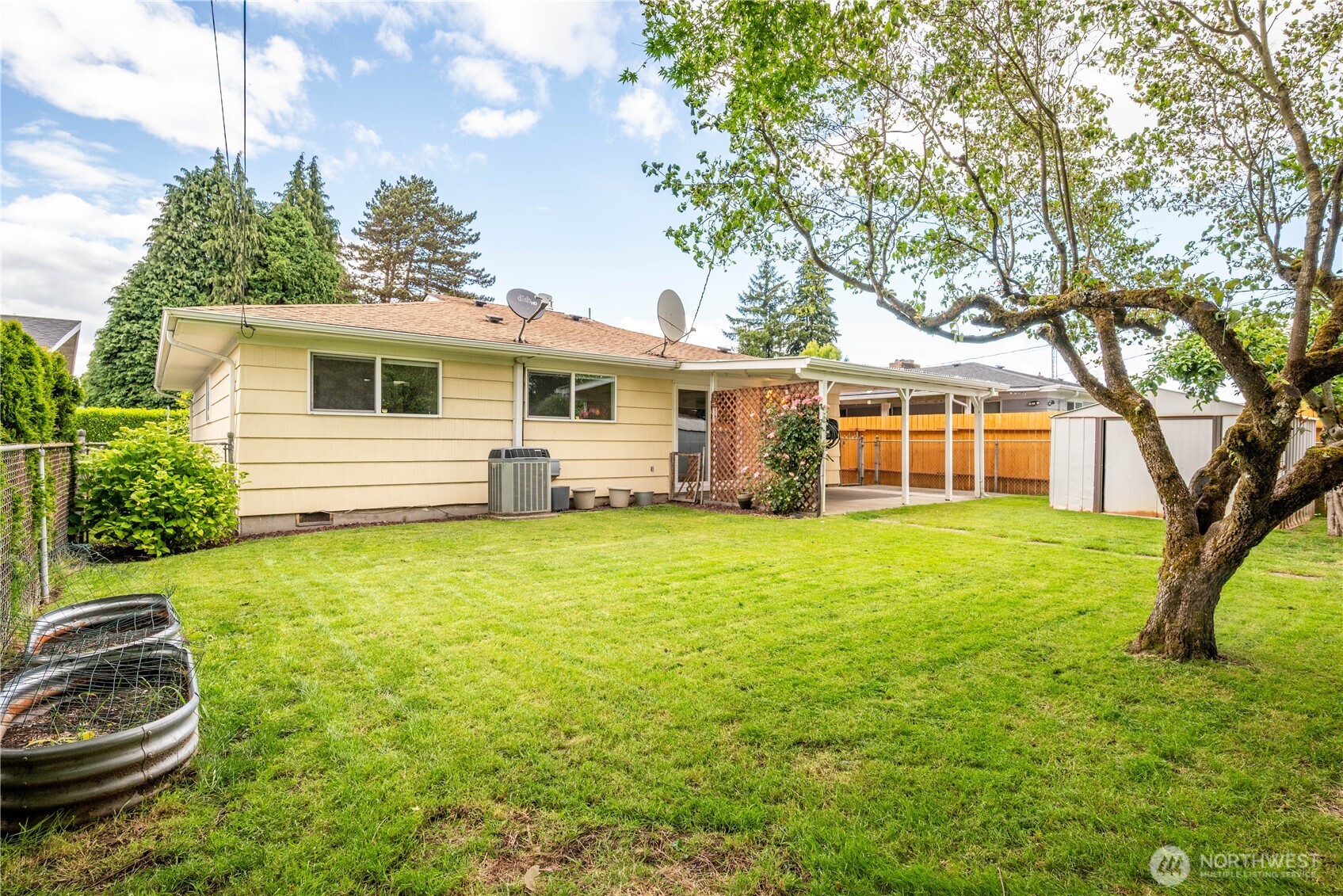 2943 Magnolia Street Longview, WA 98632 - Photo 28 of 36 a front view of a house with a garden