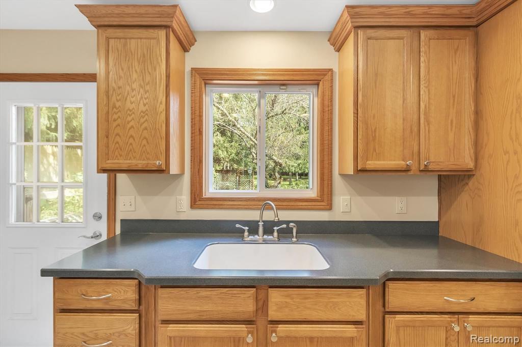 28366 Rollcrest Road Farmington Hills, MI 48334 - Photo 12 of 53