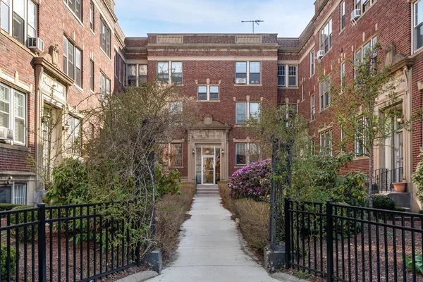 $819,000 | 461 Washington Street, Unit 1, Brookline, MA 02446