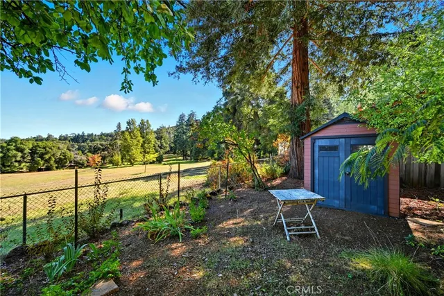 a view of a yard with sitting area