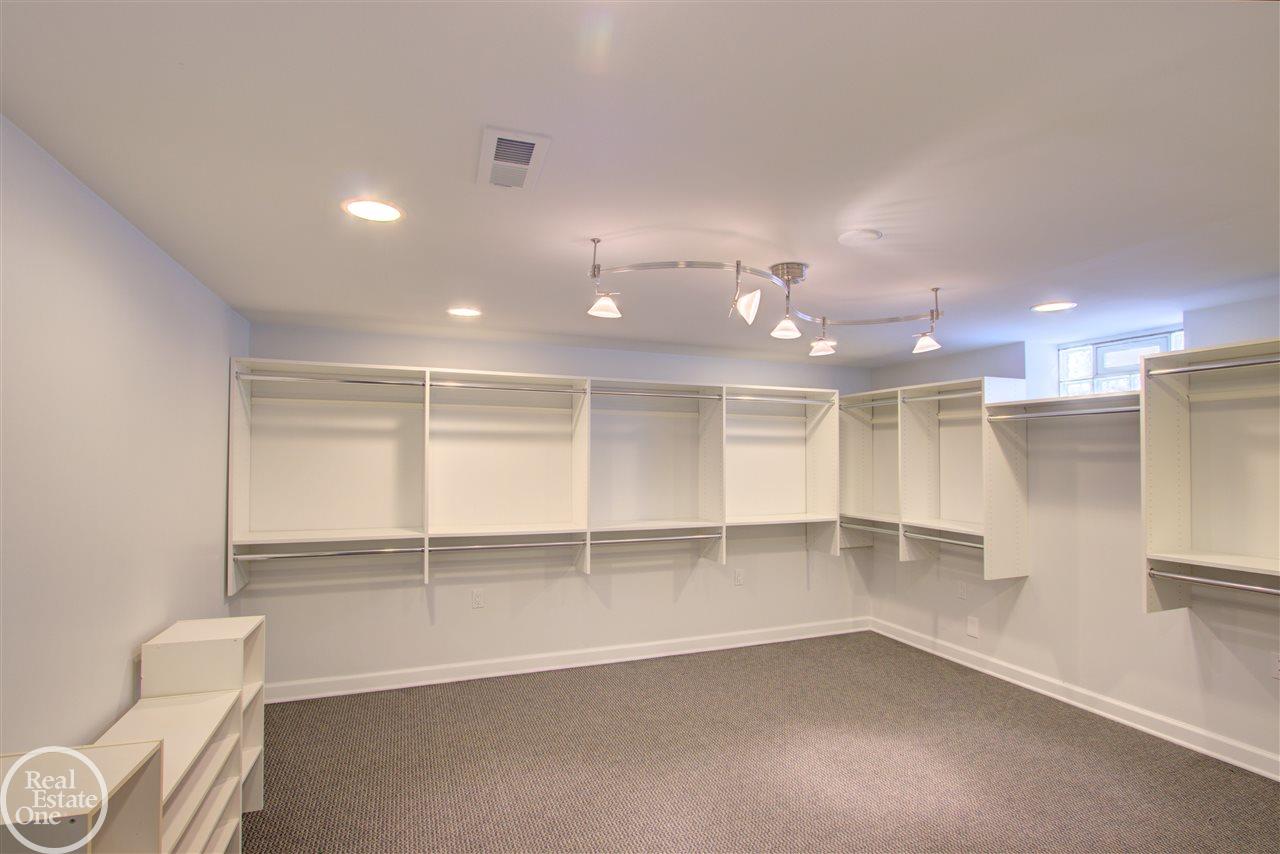 865 Barrington Road Grosse Pointe, MI 48230 - Photo 38 of 43 31370057-37.JPG