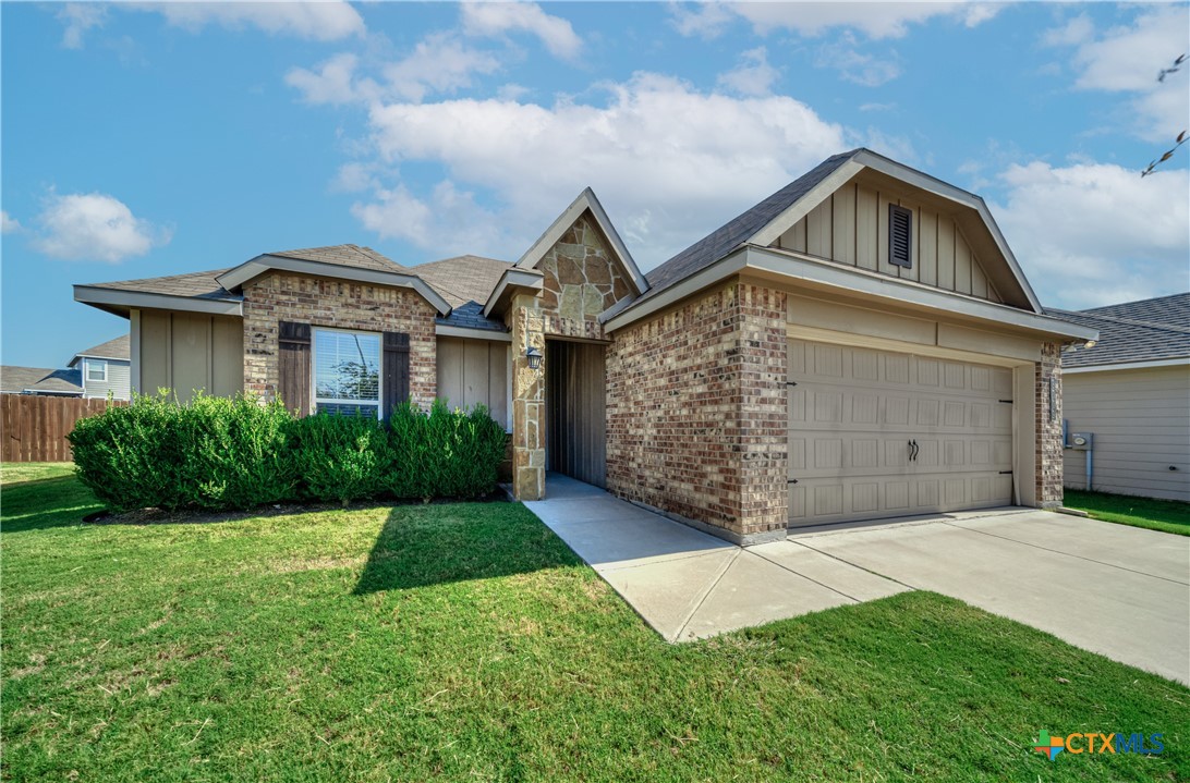 8109 Northgate Loop Temple, TX 76502 - Photo 3 of 35 a front view of a house with yard and garage