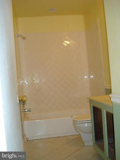 9072 Centerway Road Gaithersburg, MD 20879 - Photo 15 of 15 a bathroom with a bathtub and toilet