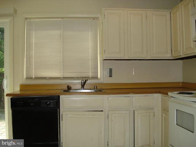 9072 Centerway Road Gaithersburg, MD 20879 - Photo 6 of 15 a bathroom with a sink and a mirror