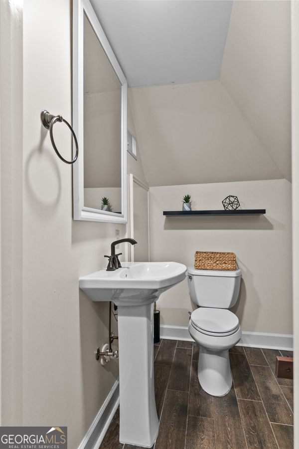 2115 Cumberland Lane Albany, GA 31707 - Photo 26 of 47 a bathroom with a sink toilet and mirror