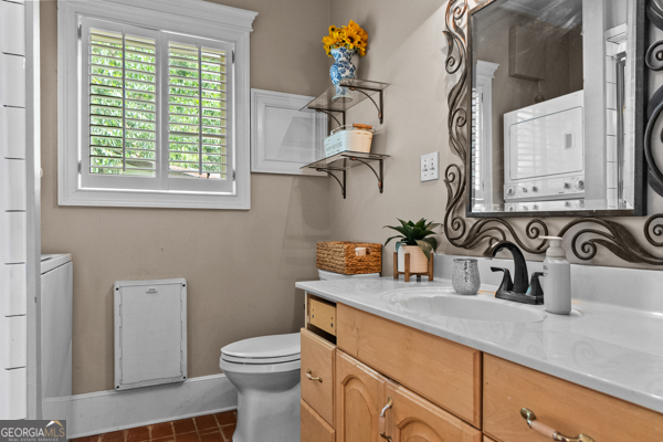 2115 Cumberland Lane Albany, GA 31707 - Photo 40 of 47 a bathroom with a granite countertop toilet sink and mirror