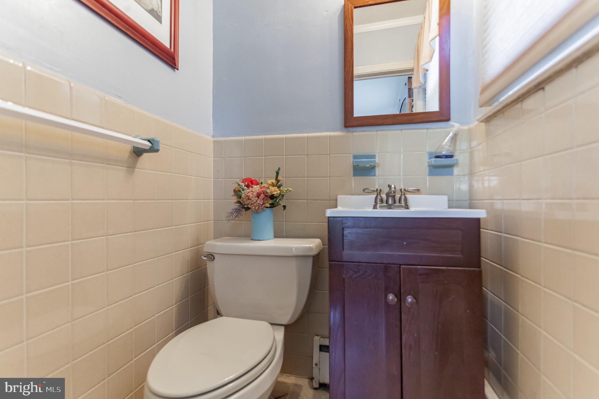 915 Old Ford Road Huntingdon Valley, PA 19006 - Photo 15 of 25 half bath in bedroom #2