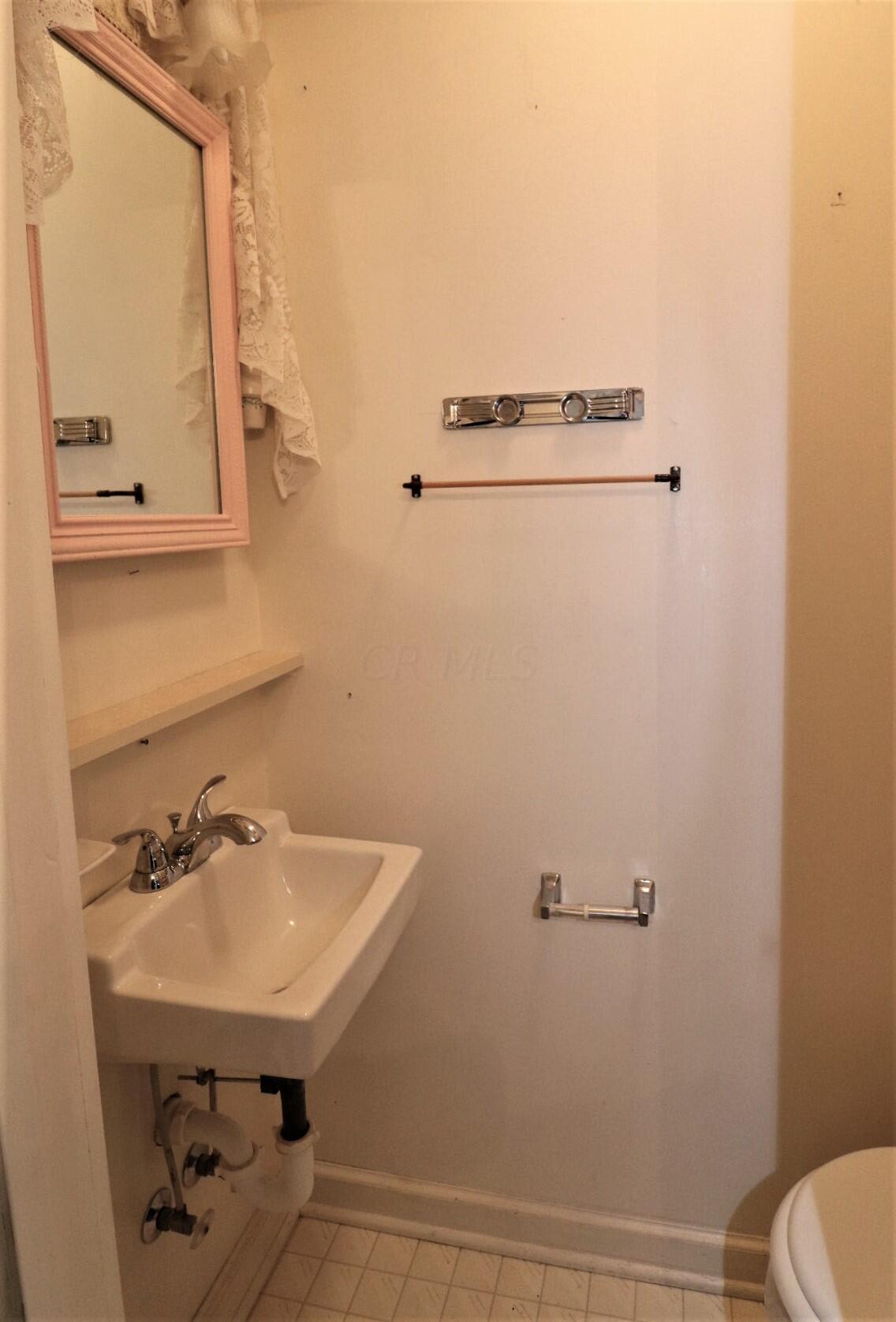 138 Marilla Road Columbus, OH 43207 - Photo 36 of 87 Half bathroom in primary bedroom