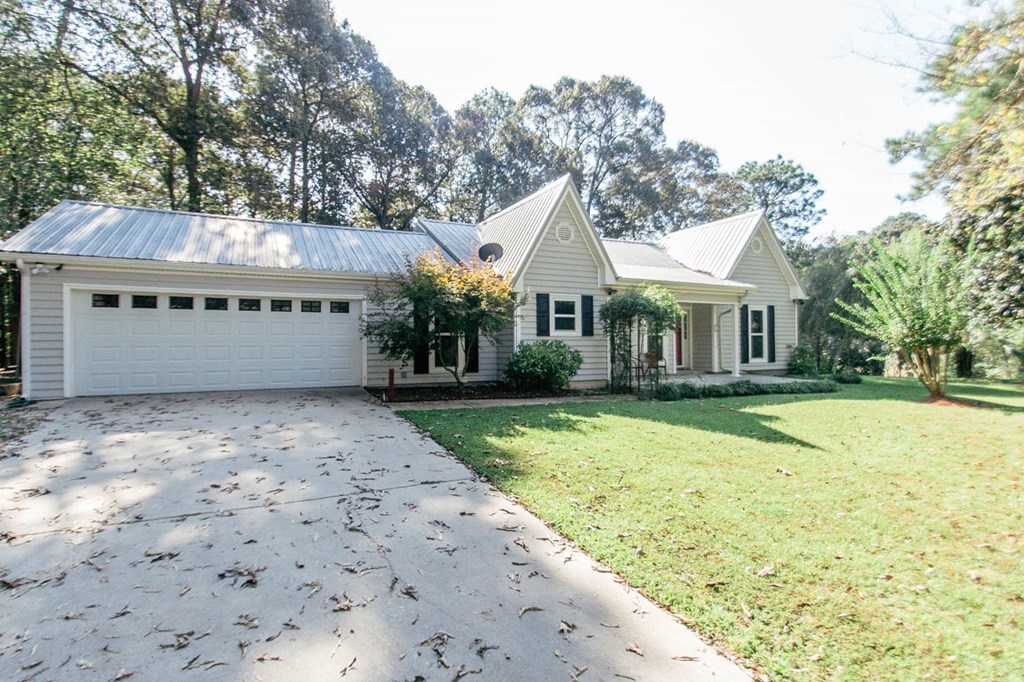 201 Red Oak Road Byron, GA 31008 - Photo 2 of 29 a front view of a house with a yard and garage