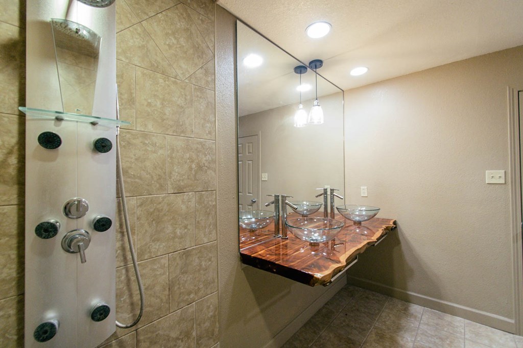 201 Red Oak Road Byron, GA 31008 - Photo 14 of 29 a bath room with a bath tub and shower