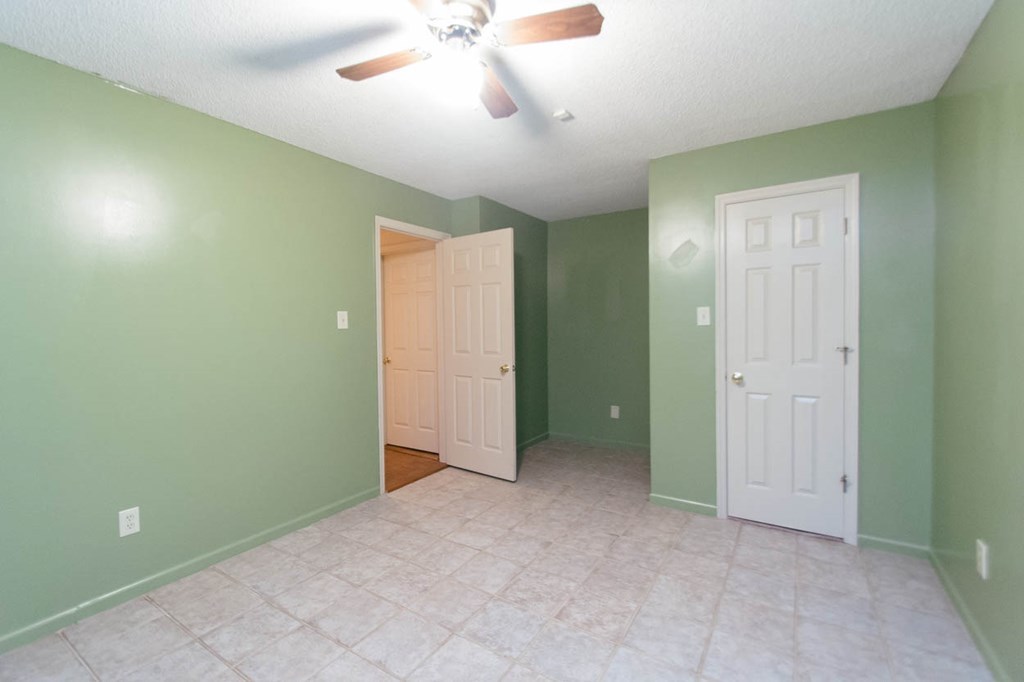 201 Red Oak Road Byron, GA 31008 - Photo 16 of 29 an empty room with closet and a ceiling fan