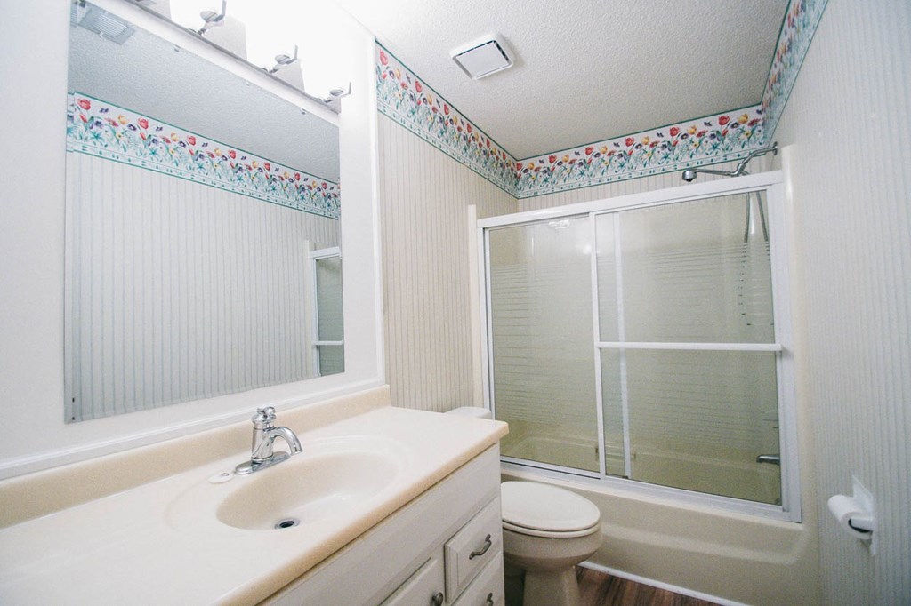201 Red Oak Road Byron, GA 31008 - Photo 17 of 29 a bathroom with a sink a toilet and shower