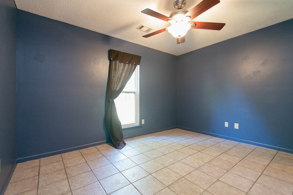 201 Red Oak Road Byron, GA 31008 - Photo 18 of 29 an empty room with windows and fan